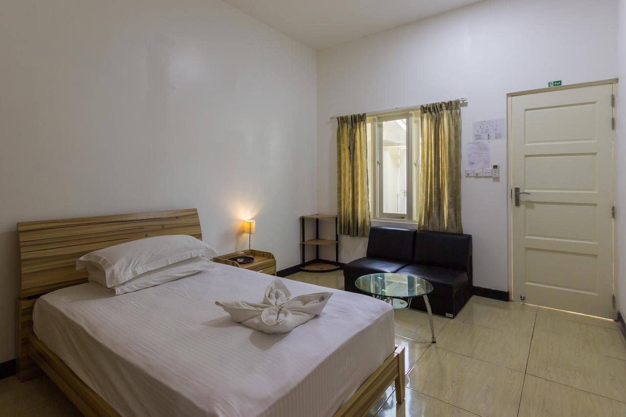 Surf Trip Maldives Hotell Thulusdhoo Exteriör bild